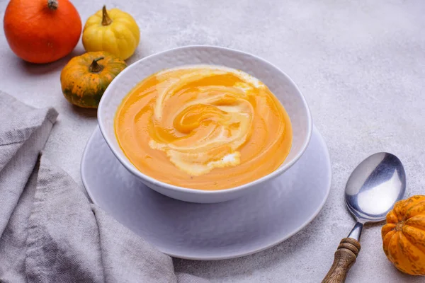 Традиционный осенний тыквенный суп — стоковое фото