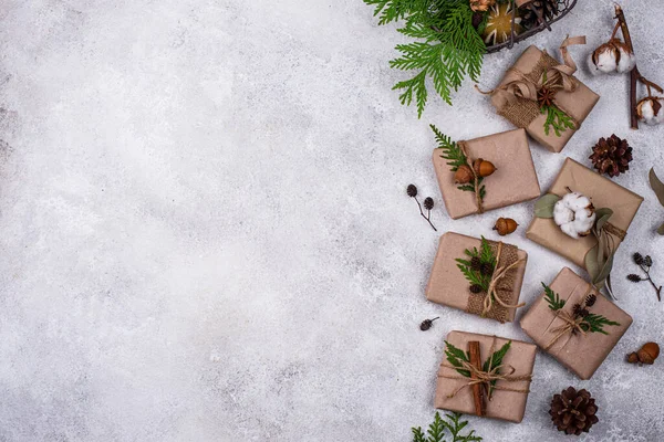 Cajas de regalo de Navidad en papel artesanal — Foto de Stock