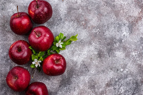 Frische rote reife Äpfel auf grauem Hintergrund — Stockfoto