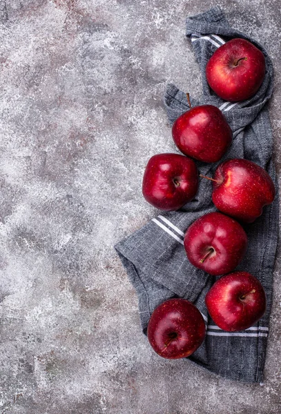 Manzanas frescas rojas maduras sobre fondo gris —  Fotos de Stock