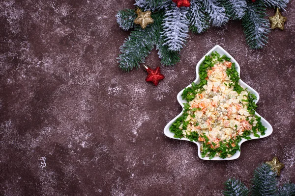 Geleneksel yeni yıl Rus salatası Olivier — Stok fotoğraf