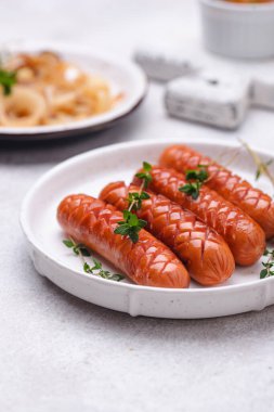 Kızarmış soğanlı ızgara sosis.