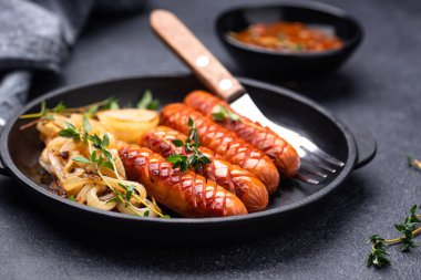 Kızarmış soğanlı ızgara sosis.