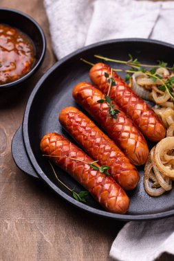 Kızarmış soğanlı ızgara sosis.