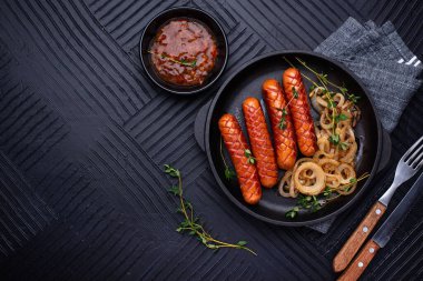 Kızarmış soğanlı ızgara sosis.