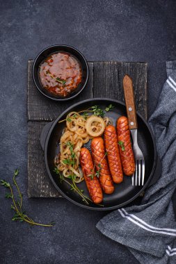 Kızarmış soğanlı ızgara sosis.