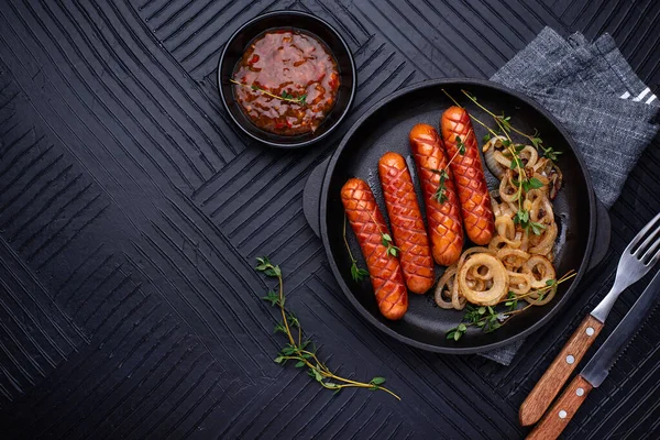 Kızarmış soğanlı ızgara sosis.