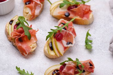 Armut ve jambonlu tost.