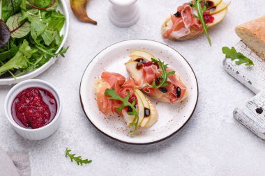 Armut ve jambonlu tost.