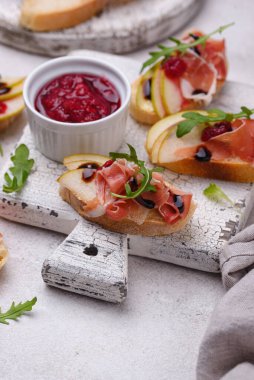 Armut ve jambonlu tost.