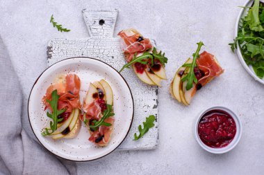 Armut ve jambonlu tost.