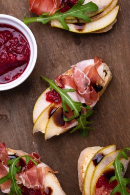 Armut ve jambonlu tost.