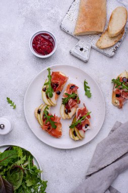 Armut ve jambonlu tost.