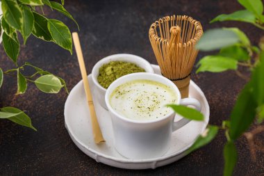 Yeşil, sağlıklı, sütlü latte.