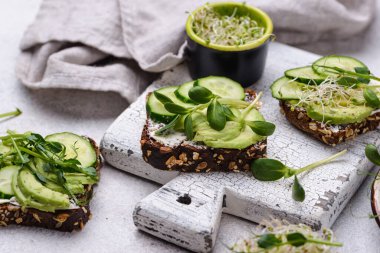 Avokado ve mikroyeşil tost.
