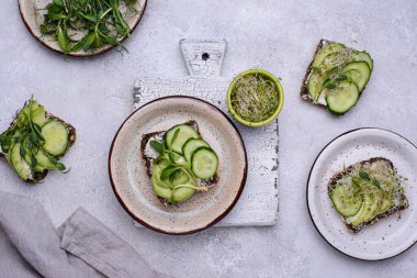 Avokado ve mikroyeşil tost.