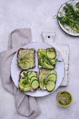 Avokado ve mikroyeşil tost.