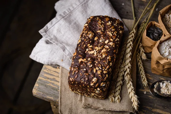 Loaf celozrnný chléb se semínky — Stock fotografie