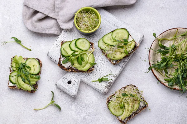 Avokado ve mikroyeşil tost.