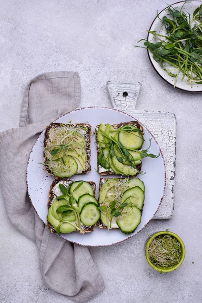 Přípitky s avokádem a microgreen — Stock fotografie