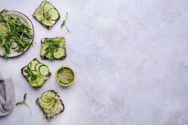 Avokado ve mikroyeşil tost.