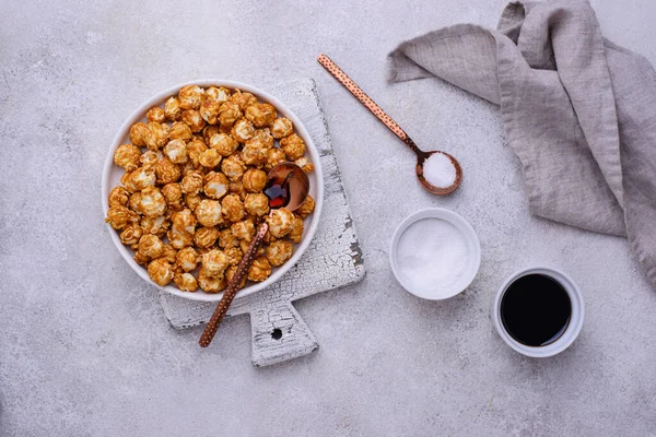 Karamel popcorn asin dalam mangkuk — Stok Foto