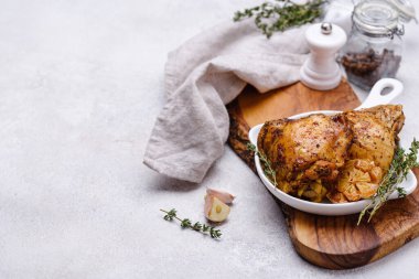 Sarımsaklı ızgara tavuk budu.