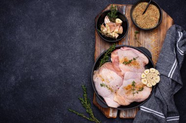 Çiğ tavuk budu ve sarımsak.