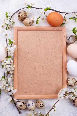 Çiçekli tavuk ve bıldırcın yumurtaları.