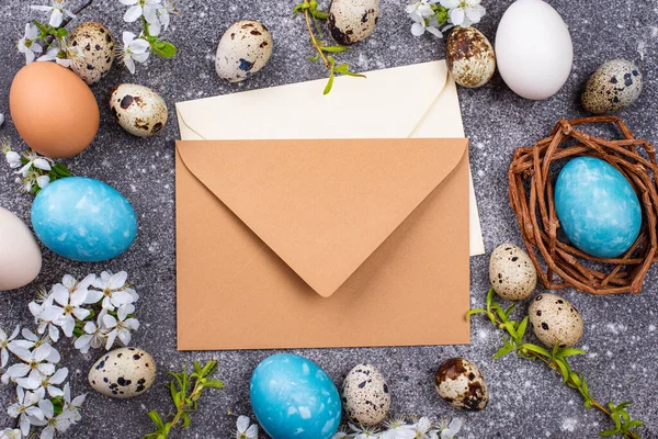 Ovos de Páscoa e envelope aberto — Fotografia de Stock