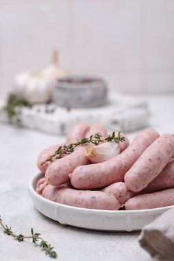 Izgara için çiğ sosis.