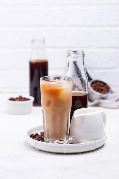Café frio com gelo e leite — Fotografia de Stock