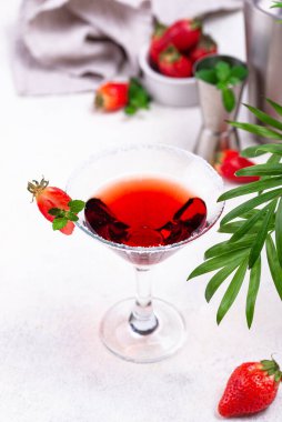 Çilekli martini. Tatlı yaz kokteyli