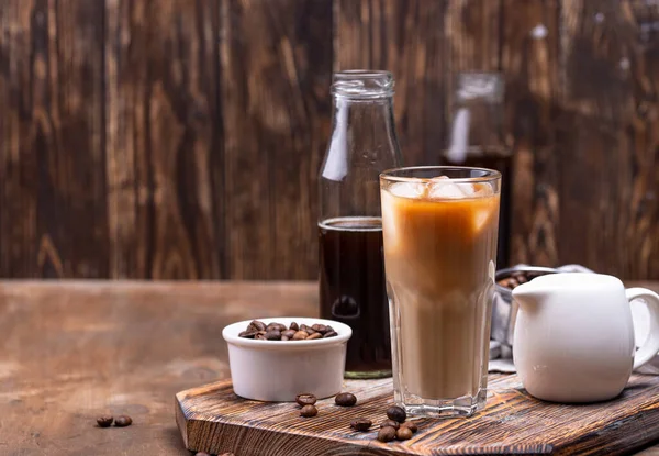 Kopi dingin dengan es dan susu — Stok Foto