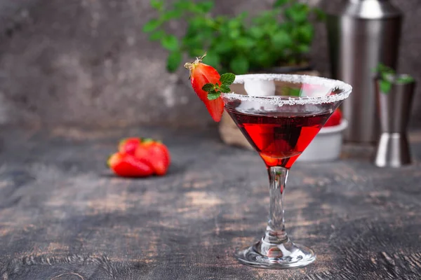 Erdbeer-Martini. Süßer Sommercocktail — Stockfoto