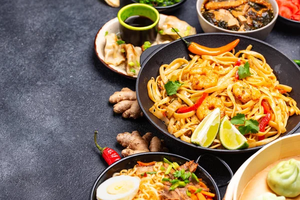 Comida asiática. Cocina china, japonesa y tailandesa —  Fotos de Stock