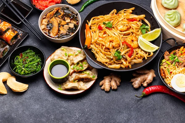 Comida asiática. Cocina china, japonesa y tailandesa —  Fotos de Stock