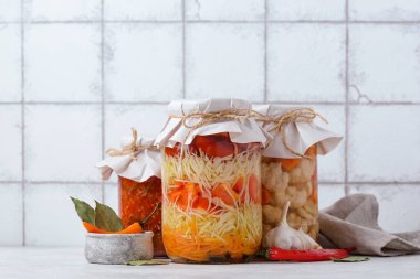 Kavanozlarda sebze turşusu.