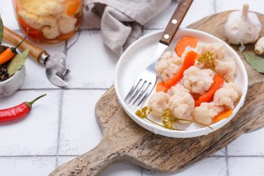 Kavanozlarda sebze turşusu.