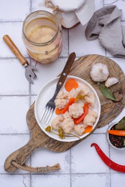 Kavanozlarda sebze turşusu.