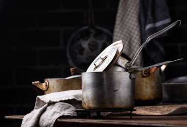 Eski tip demir kaplar ve metal kaplar.