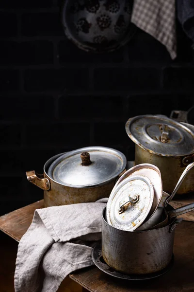Ollas antiguas de hierro vintage y plato metálico — Foto de Stock