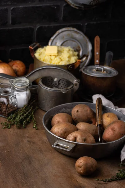 Surowe niegotowane ziemniaki w starym garnku vintage — Zdjęcie stockowe