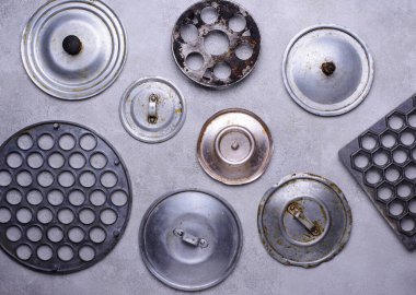 Antika tencere için eski demir kapaklar.