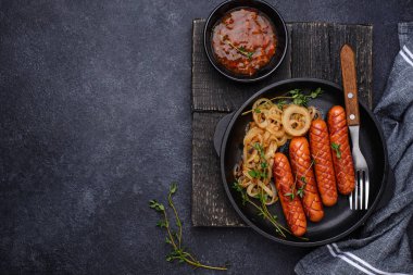 Kızarmış soğanlı ızgara sosis.