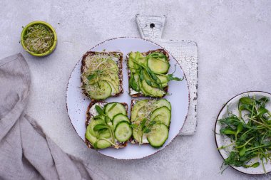 Avokado ve mikroyeşil tost.