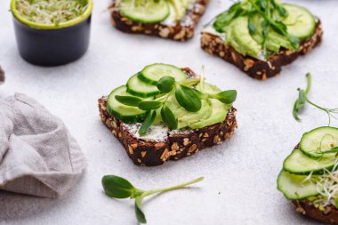 Avokado ve mikroyeşil tost.