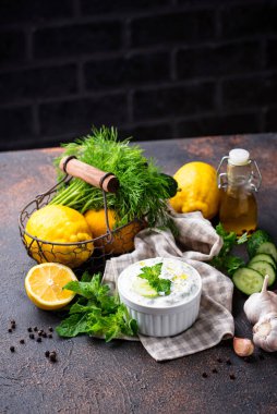 Geleneksel Yunan sosu veya aperatif tzatziki