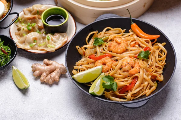 Thay stir fry noodles with shrimps — Stock Photo, Image