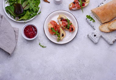 Armut ve jambonlu tost.